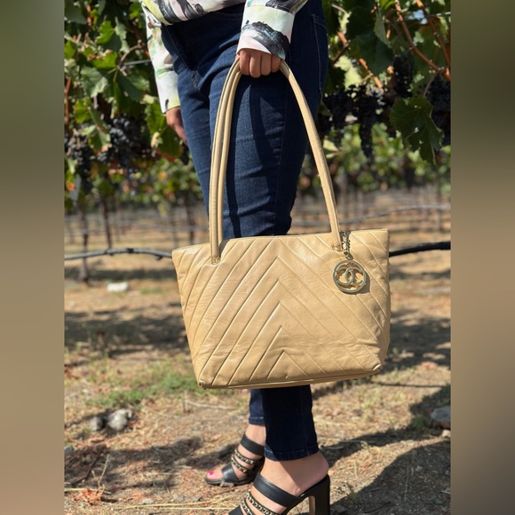 Sold Final clearance Vintage Chanel tote bag Chevron quilted - Picture 15 of 16